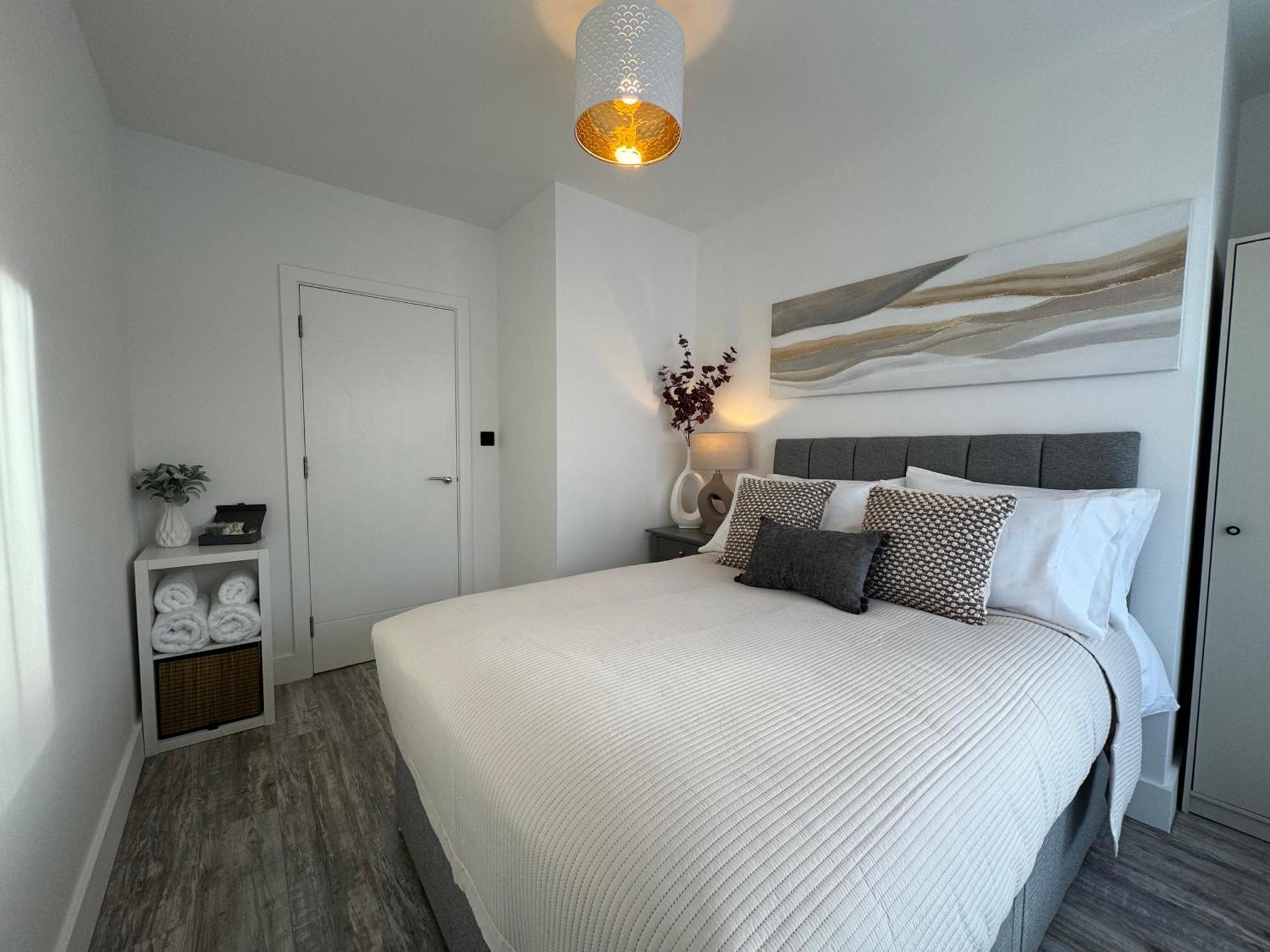 Modern One-Bedroom Apartment Свіндон Екстер'єр фото